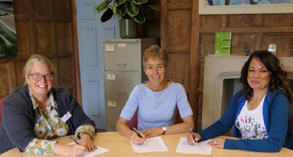 Juliet Vickery signing a partnership agreement, by Tom Stewart / BTO